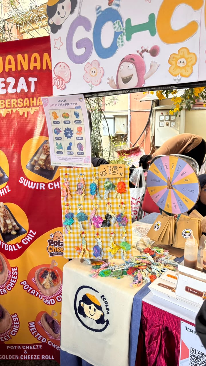 Booth Ecolea menampilkan gantungan kunci handmade hasil upcycling tutup botol plastik pada acara Entrepreneur Day.