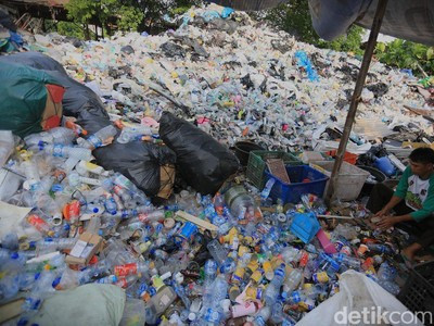 Tumpukan sampah plastik yang menunjukkan pentingnya pengelolaan limbah melalui proses daur ulang dan upcycling.